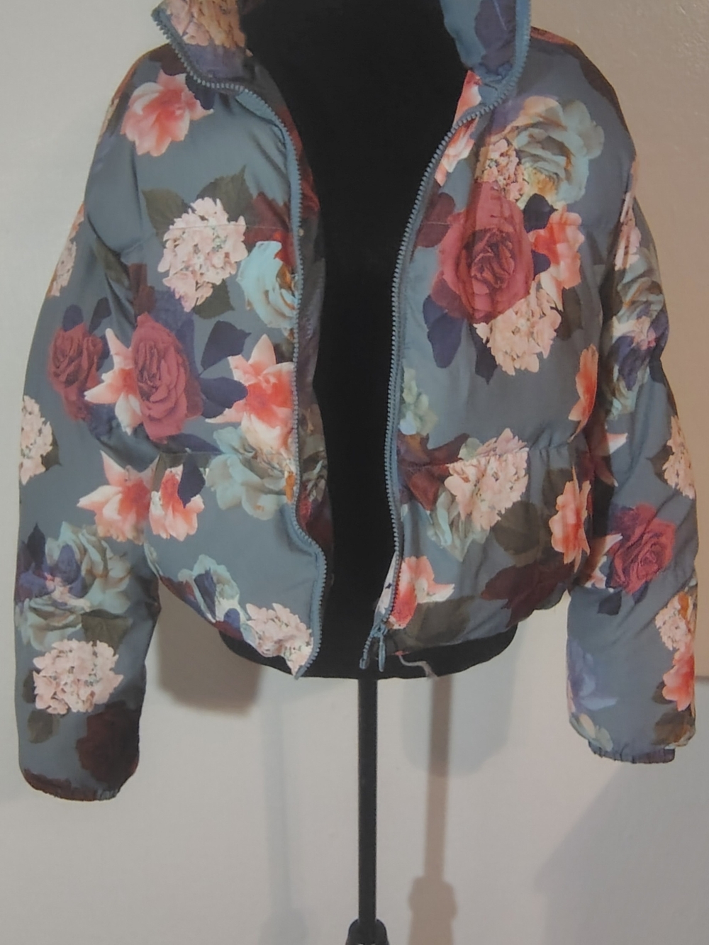 JustFab Floral Quilted Puffer Jacket in Gray with Multicolor Roses